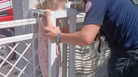 Afyonkarahisar'da Kafası Kapıya Sıkıştı
