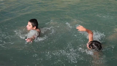 Erzincan'da Çocuklar Doğal Havuzda Serinliyor