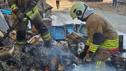 Antakya'da İnşaat Malzemeleri Yangını Kontrol Altında