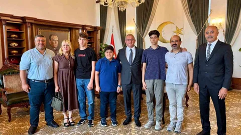 İskenderun'da LGS'den Tam Puan Alan Öğrenciler