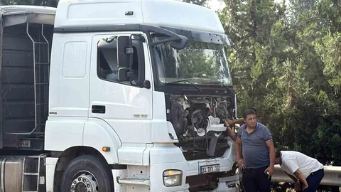 Mersin'de Tır-Hafif Ticari Araç Kazası