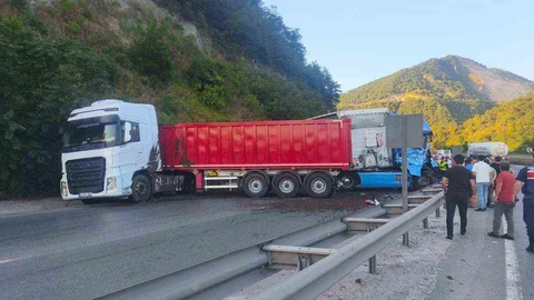 Bilecik'te Tır Çarpıştı, 1 Yaralı