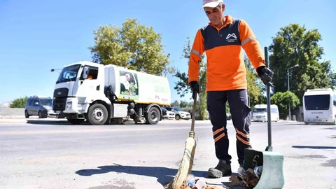 Mersin'de Temizlik Çalışmaları Devam Ediyor