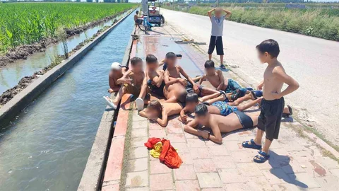 Adana'da Çocuklar Sulama Kanalında Serinliyor