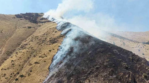 Elazığ'da Yangınla Mücadele Devam Ediyor