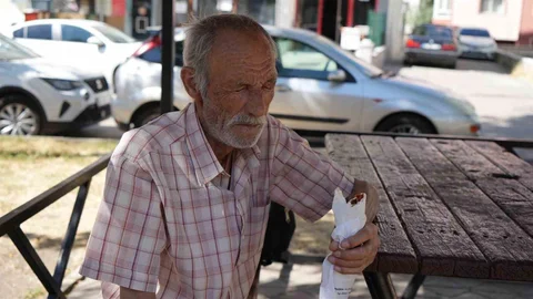 79 Yaşındaki Adamın Su Ve Yemek Sorunu