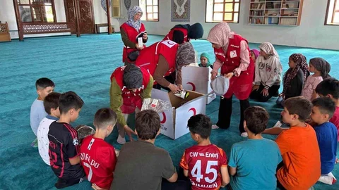 Kızılay'dan Kur'an Kursu Öğrencilerine Destek