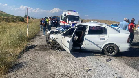 Tatvan’da İki Araç Çarpıştı Altı Kişi Yaralandı