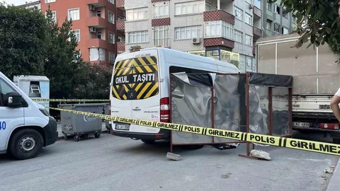 Güngören'de Yaşlı Adam Servis Aracının Altında Kaldı