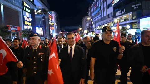 Erzurum'da Coşkulu Fener Alayı Etkinliği