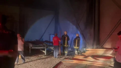 Erzincan'da Kereste Dükkânında Yangın Çıktı