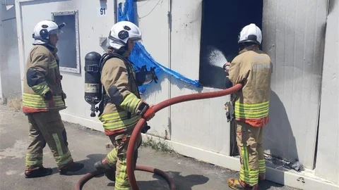 Antakya'da Konteyner Yangını Kontrol Altına Alındı