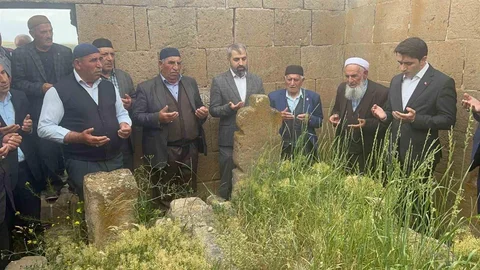 Tekman Kaymakamı Demirkol Türbeyi Ziyaret Etti