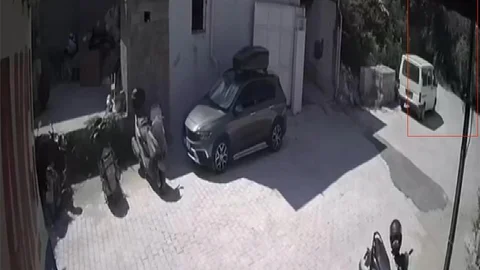 Hatay'da Ağaç Kamyonetin Üzerine Düştü