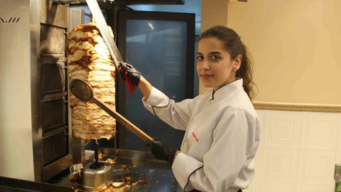 Erzurum'da Kadın Döner Ustası Dikkat Çekiyor