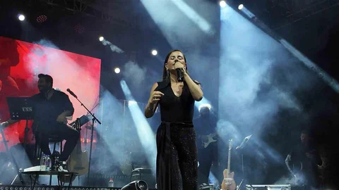Gediz'de Merve Özbey ile Coşkulu Festival