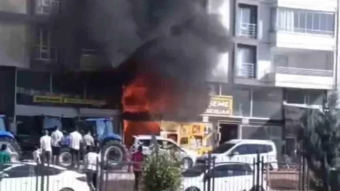 Elazığ'da Oto Döşemeci Dükkanında Yangın