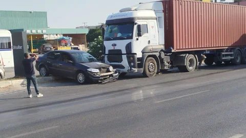 Huzurkent Kavşağında Kaza: TIR Otomobili Önüne Alıp Sürükledi!