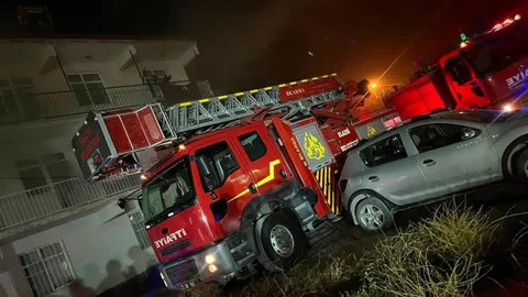 Elazığ'da 3 Katlı Binada Yangın Çıktı