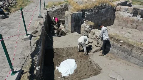Kars'ta 900 Yıllık Erzak Deposu Bulundu
