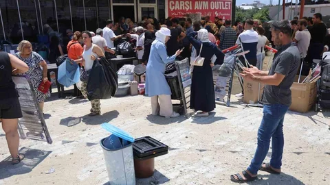 Hatay'da Mağaza Açılışında İzdiham Yaşandı