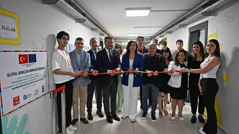 Antalya'da Dijital Gençlik Merkezi Açıldı