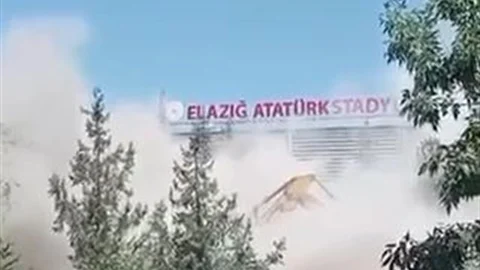 Elazığ'da Yıkımda Tehlikeli Anlar