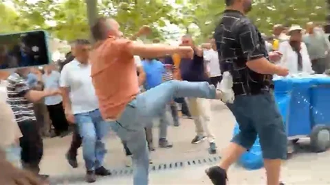 Özgür Özel'in Cuma Namazı Çıkışındaki Arbede