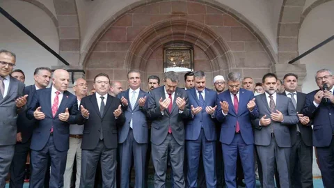 Tarihi Fetih Camii Yeniden İbadete Açıldı