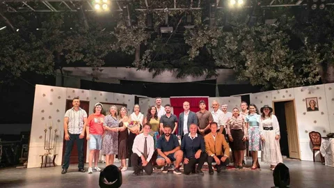 Burhaniye'de Tiyatro Heyecanı Yaşandı