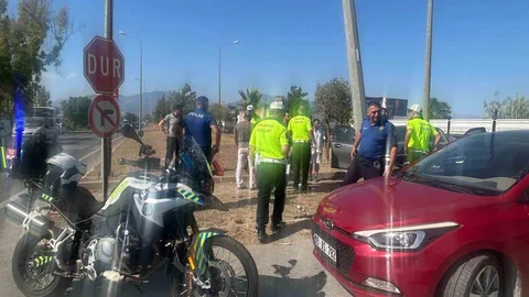 Aydın'da otomobil direğe çarptı