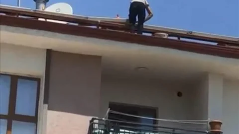 Elazığ'da Tehlikeli Çatı Çalışması