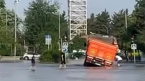 Adana'da Su Borusu Patladı