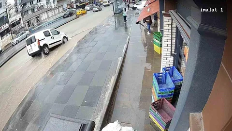 Ankara'da Sağanak Yağış Sonrası Yol Çöktü