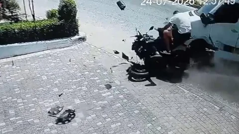 Antalya'da Motosiklet ve Midibüs Çarpıştı