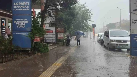 Bursa'da Yağmur Sebebiyle Yollar Göle Döndü