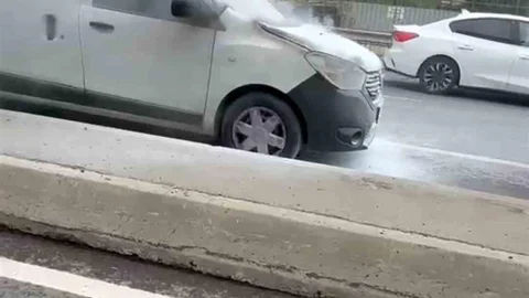 Çekmeköy'de Otomobil Yangını Söndürüldü