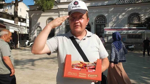 Burhaniye'de İlginç Seyyar Satıcı