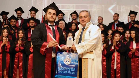 Erciyes Üniversitesi'nde Mezuniyet Töreni