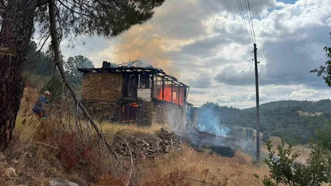 Manisa'da Ahır Yangını Kontrol Altına Alındı