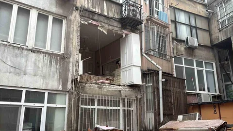 Nişantaşı'nda Bina Duvarı Çöktü