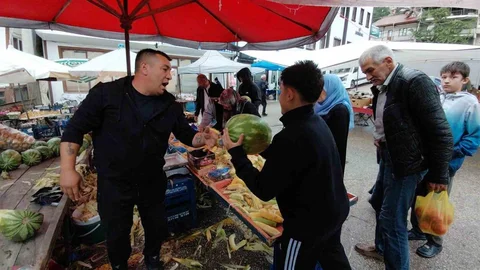 Bolu’da Hayırsever Esnafın Karpuz Dağıtımı