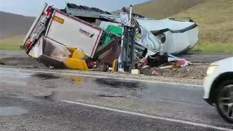 Sivas'ta Tır Devrildi, Sürücü Ağır Yaralı