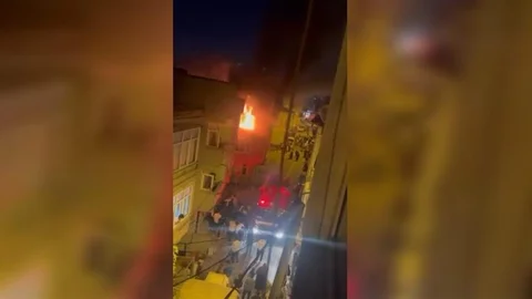 Küçükçekmece'de Metruk Bina Yangını