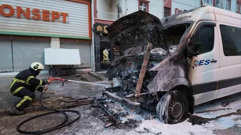 Kırıkkale'de Park Halindeki Minibüste Yangın Çıktı