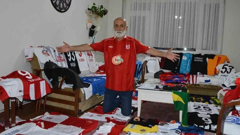 Balıkesir'de 300 Futbol Forması Koleksiyonu