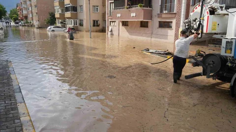 Cide'de Sel Tahliye Çalışmaları Devam Ediyor