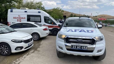 Hazar Gölü'nde Tekne Battı, 7 Kişi Kurtarıldı