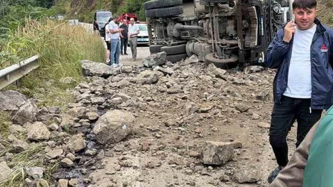 Trabzon'da Hafriyat Kamyonu Devrildi