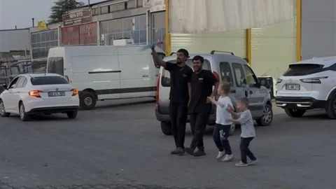 Eskişehir'de Halay Çeken İşçiler